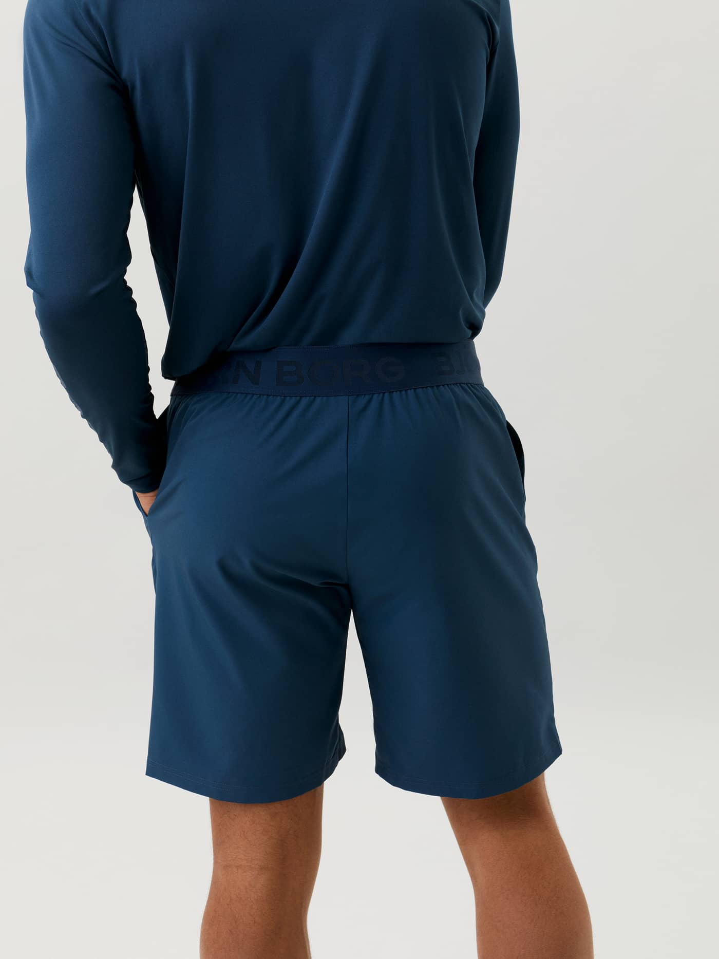 Achteraanzicht van een man in de Björn Borg Shorts in Blauw voor training met een elastische tailleband met tonaal logo. - Image 3