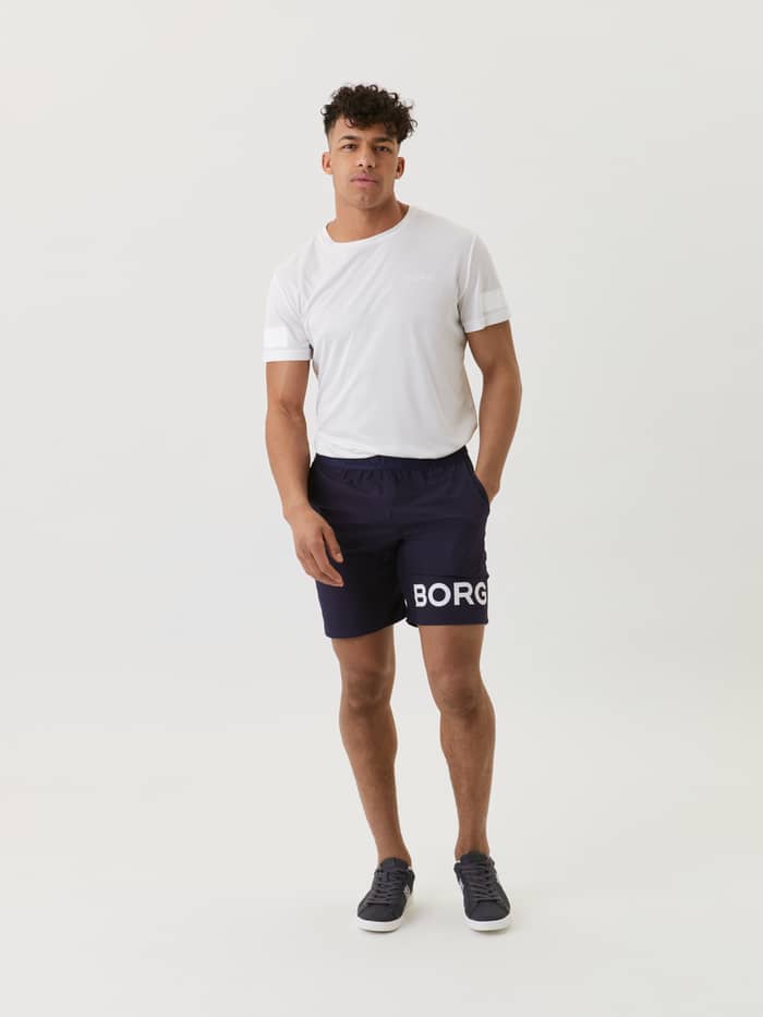 Borg Shorts i navy set forfra med et hvidt logo, ideelle til performance og stil under træning.
