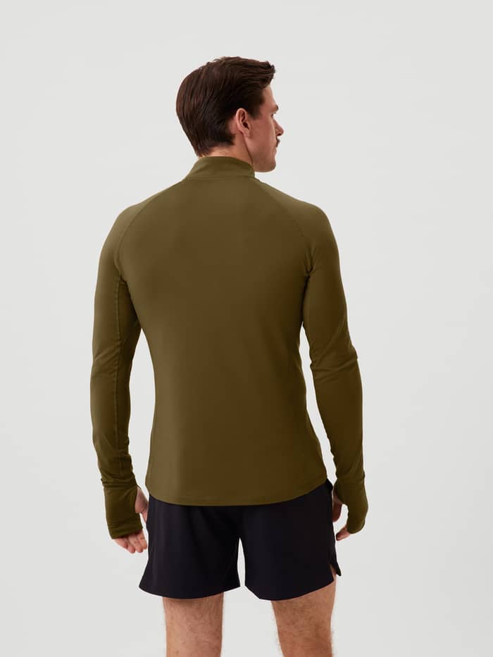 Achteraanzicht van een man in de functionele Borg Midlayer Half Zip in Dark Olive (Groen) met duimgaten voor training. - Image 4