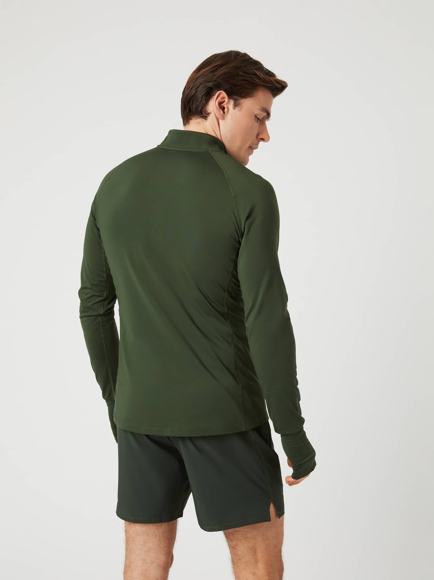 Achteraanzicht van een man in de Borg Midlayer Half Zip in Duffel Bag (Groen) met functionele duimgaten voor training. - Image 2