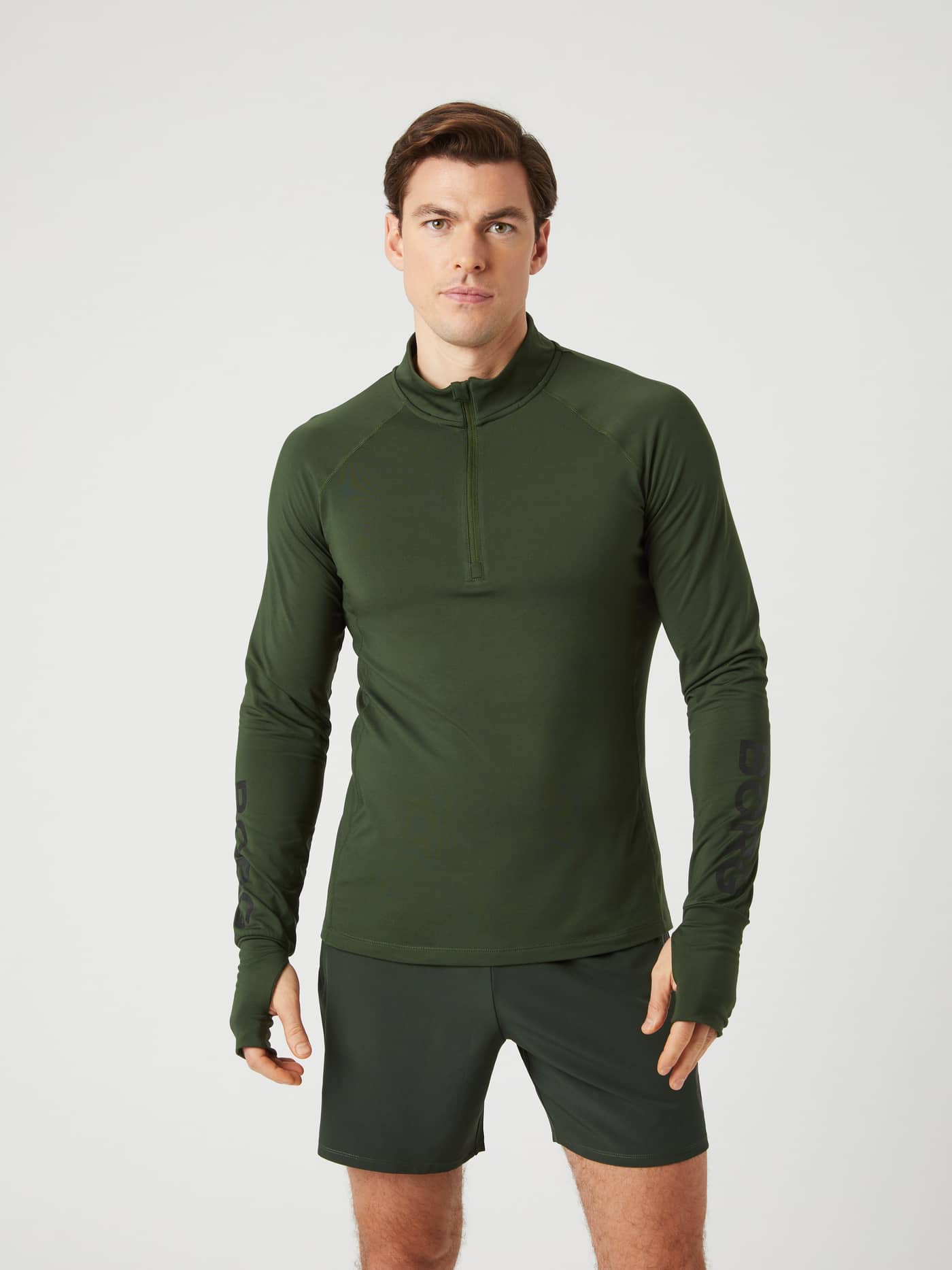Borg Midlayer Half Zip i Duffel Bag (Grønn) sett forfra med tommelhull og svarte logoer til trening. - Image 1