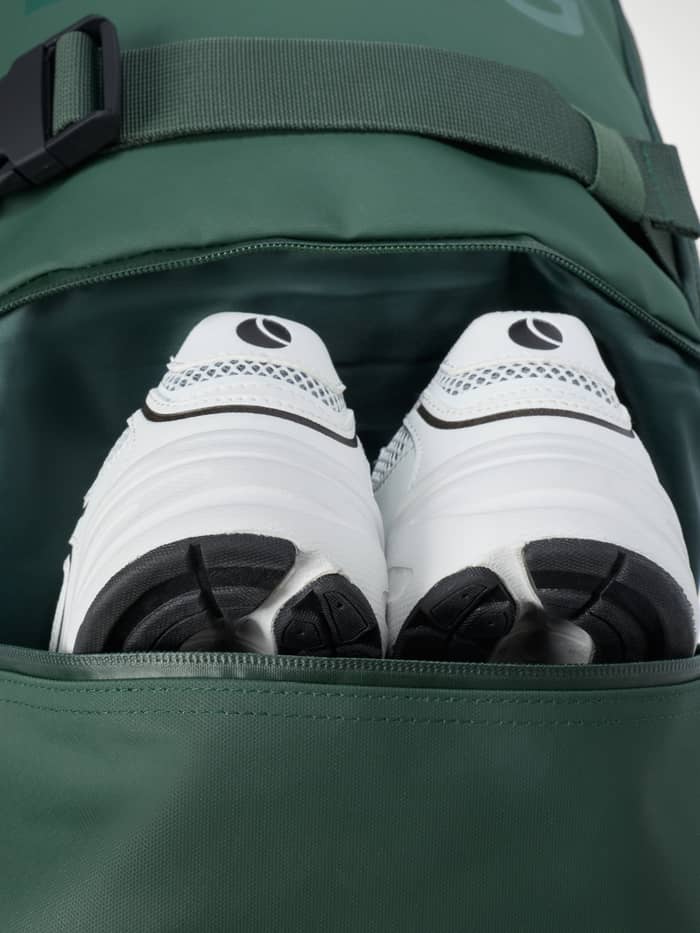 Borg Duffle Backpack 28L en MOUNTAIN VIEW (Vert) avec logo tonal et chaussures de training dans la poche à chaussures. - Image 3