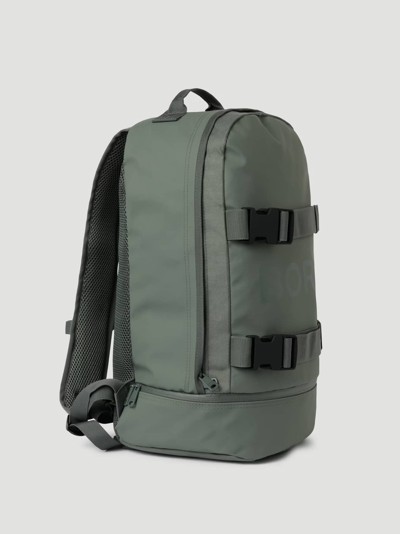 Side view of the Balsam Green (Green) Borg Duffle Backpack 28L, a training bag in recycled polyester with a tonal logo. - Image 3