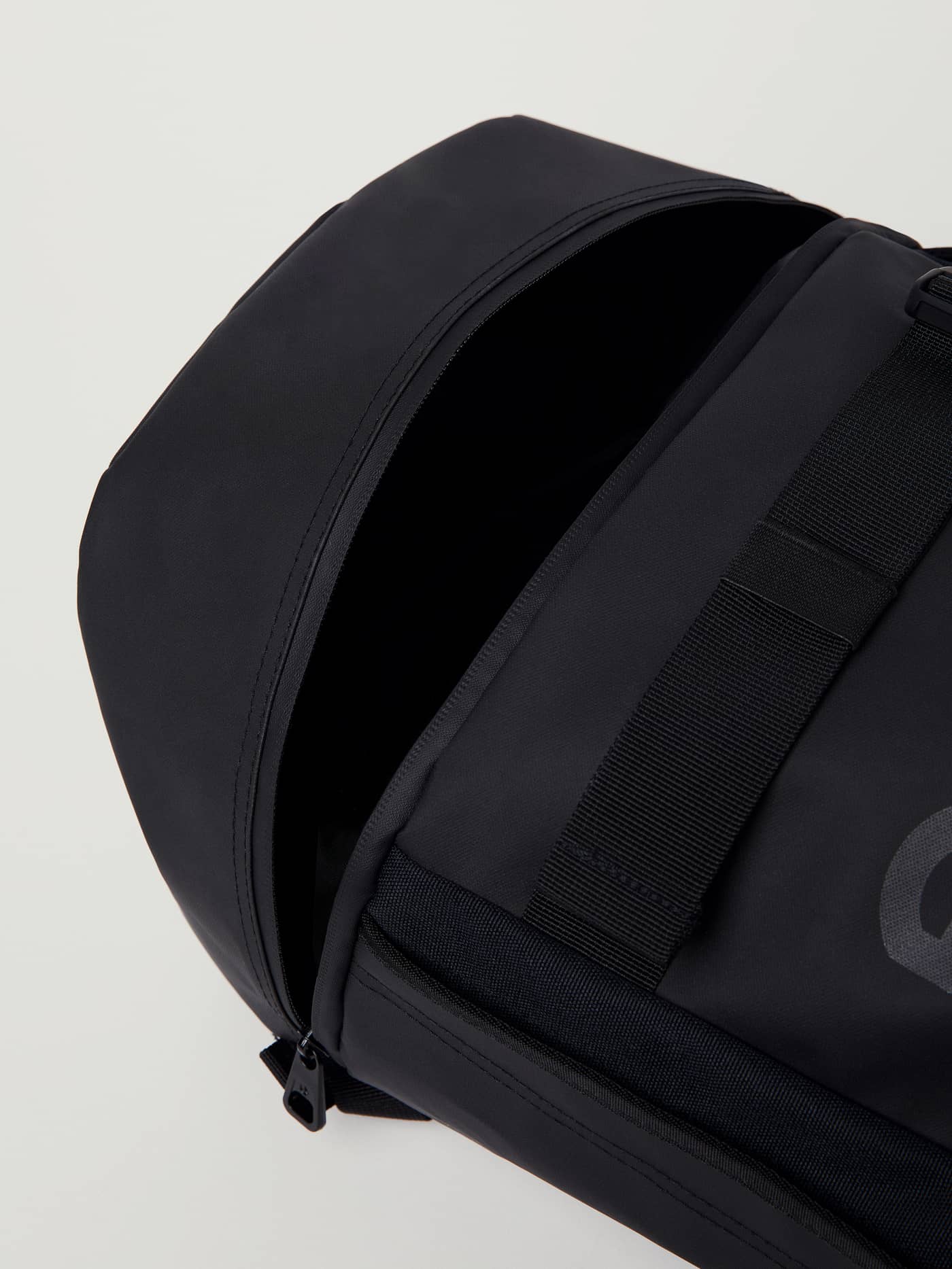 Nahaufnahme der Reißverschlussöffnung am Borg Duffle Backpack 28L in Black Beauty (Schwarz) für Trainingsequipment. - Image 5