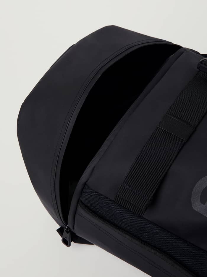 Närbild på dragkedjeöppningen på Borg Duffle Backpack 28L i Black Beauty (Svart), perfekt för träningsutrustning. - Image 5