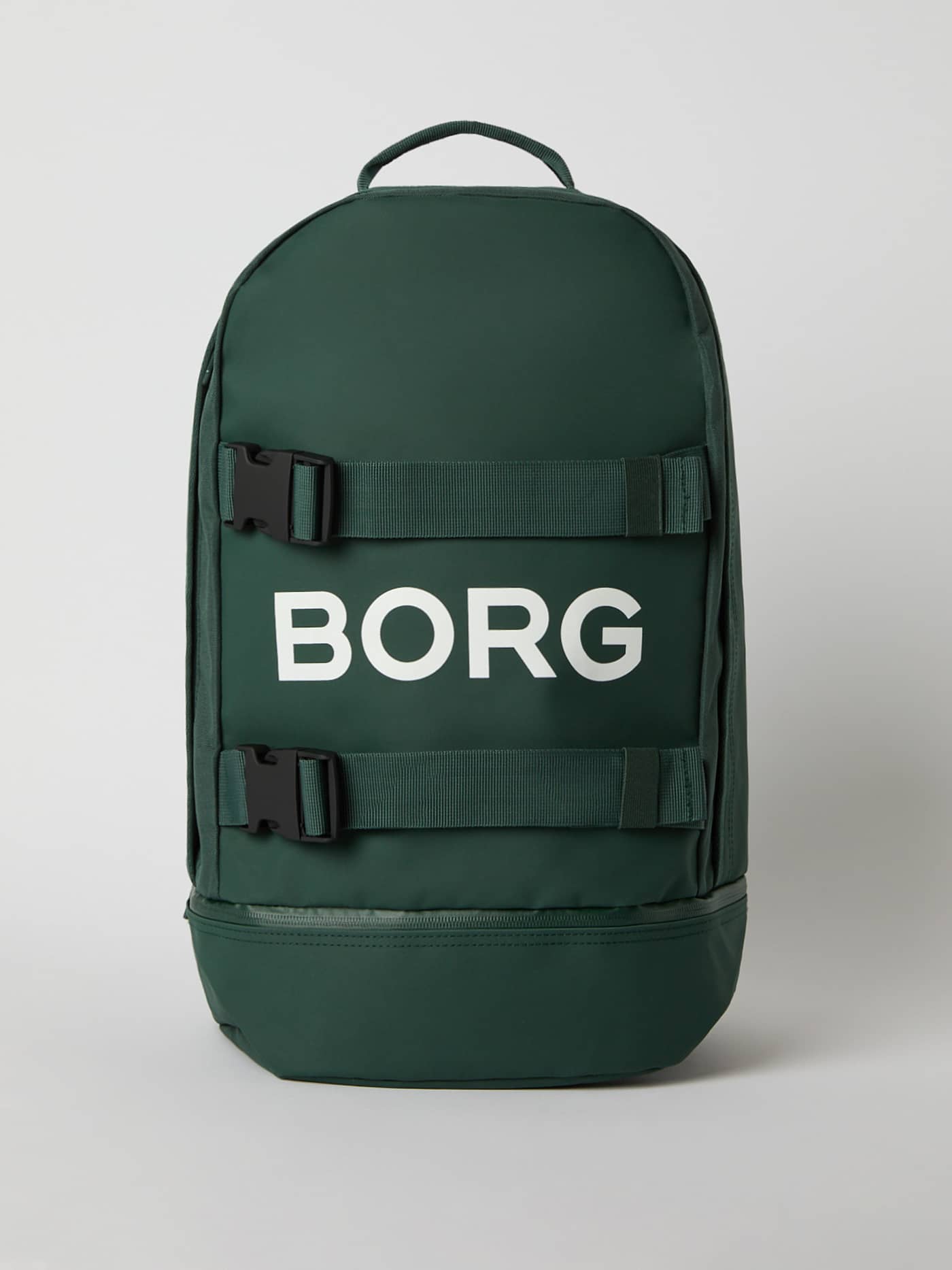 Robust Borg Duffle Backpack 28L i Sycamore (Grønn) med hvit logo og solide treningsremmer, sett forfra. - Image 1