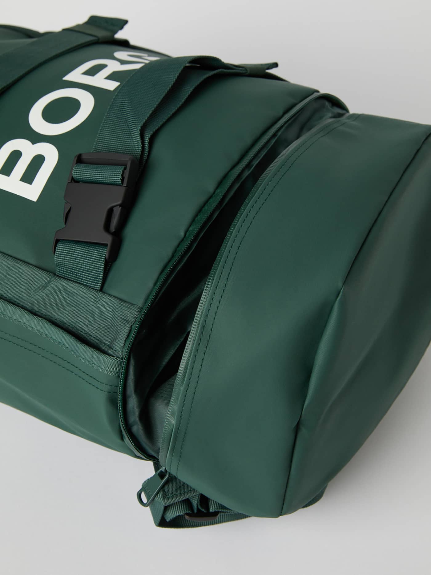Borg Duffle Backpack 28L i Sycamore (Grønn) for trening med hvit logo, slitesterkt TPE-belegg og skolomme. - Image 5
