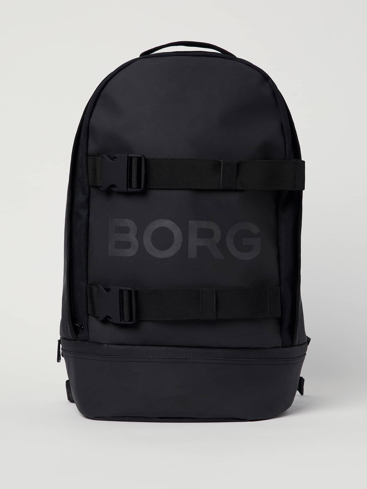 Vorderansicht des robusten Borg Duffle Backpack 28L in Black Beauty (Schwarz) mit tonalem Logo und Riemen fürs Training. - Image 2