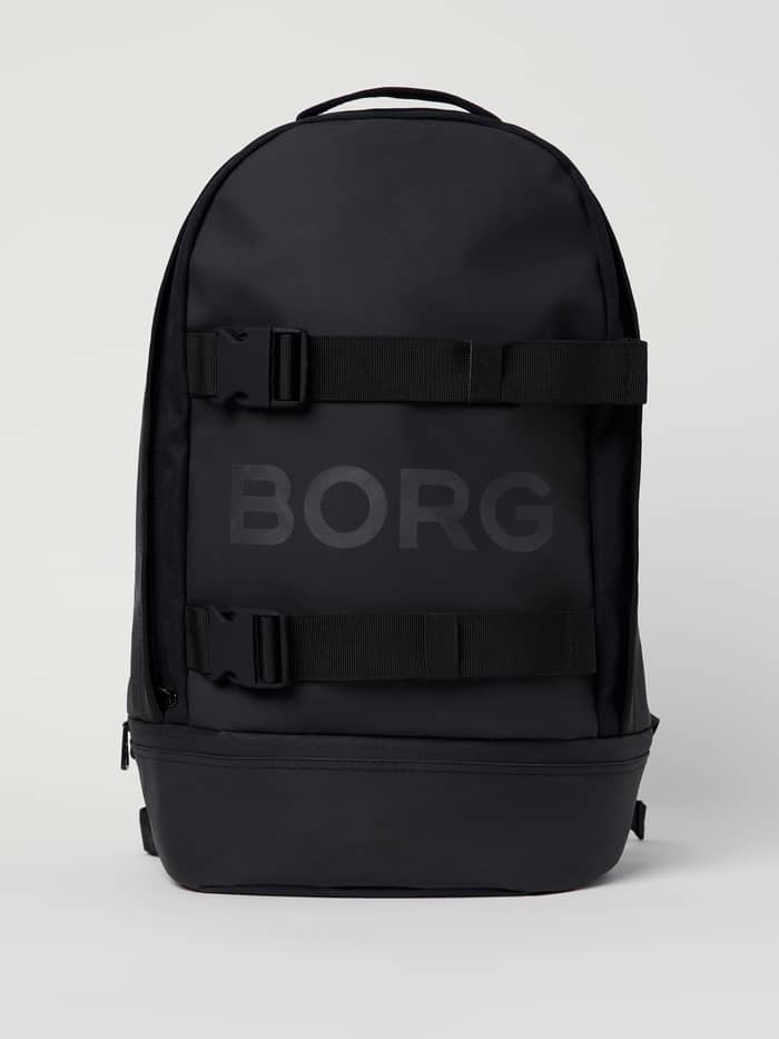 Borg Duffle Backpack 28L i Black Beauty (Svart) framifrån i slitstarkt material med tonad logotyp och spännen för träning. - Image 2