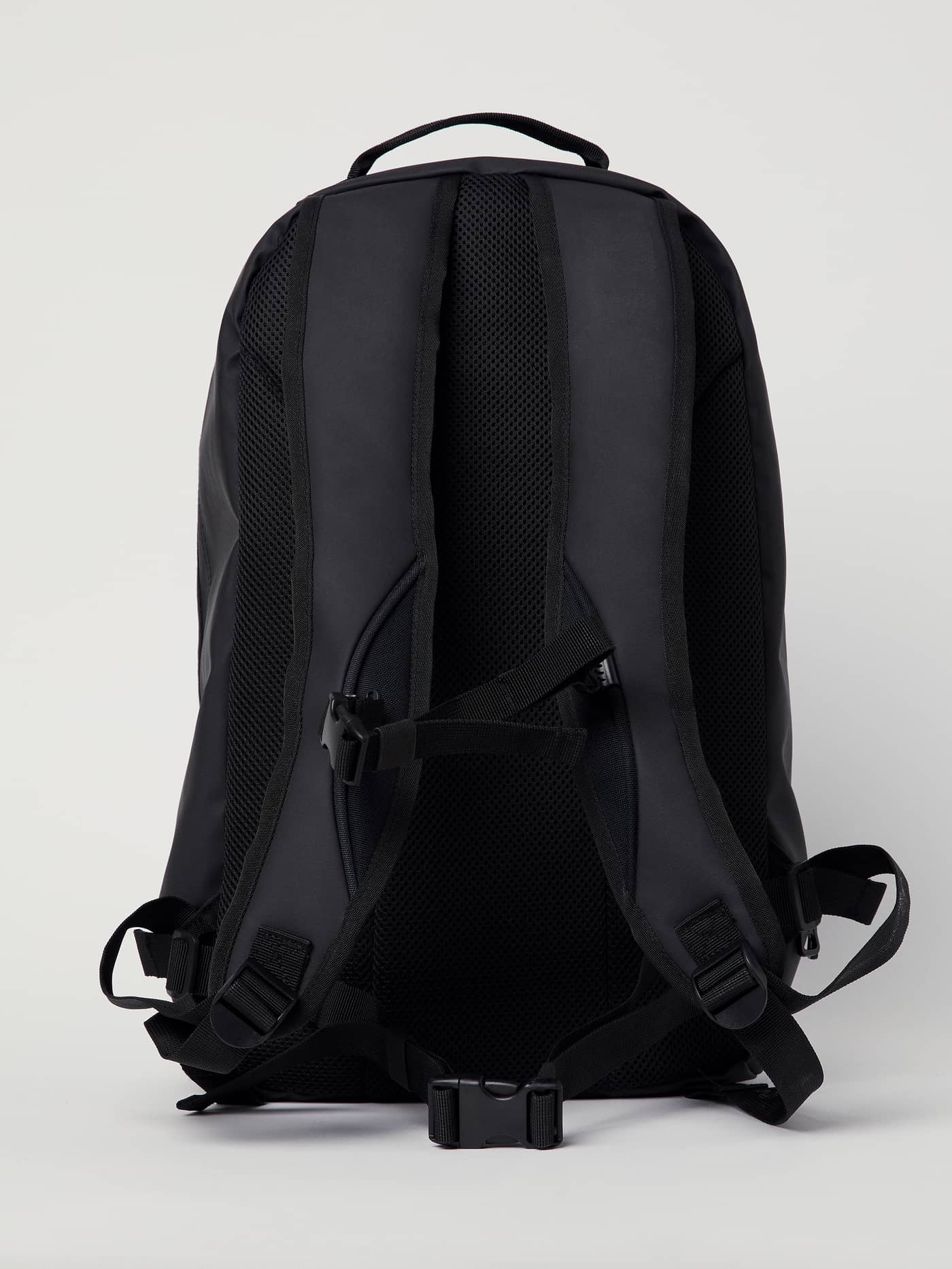Rückansicht des Borg Duffle Backpack 28L in Black Beauty (Schwarz) mit gepolstertem Mesh-Rücken für das Training. - Image 4