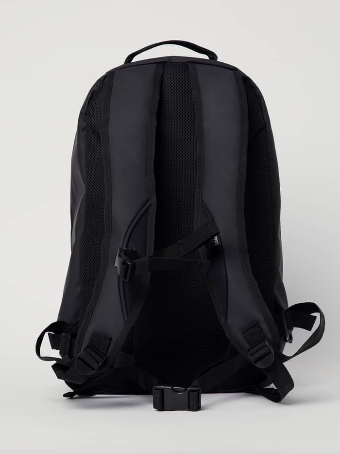 Borg Duffle Backpack 28L i Black Beauty (Svart) sedd bakifrån med vadderad meshrygg och justerbara remmar för träning. - Image 4