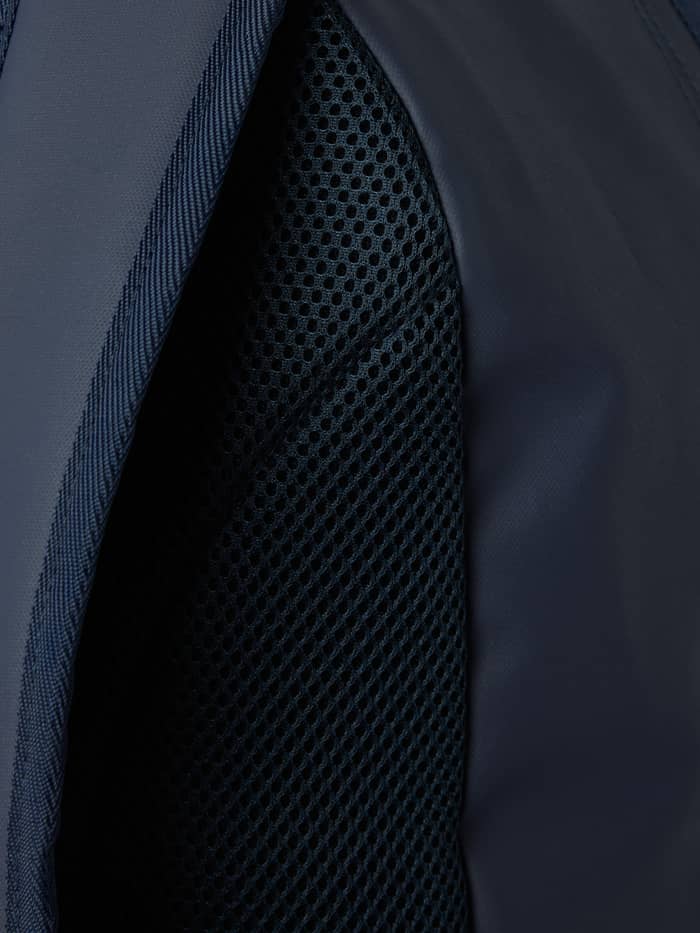 Närbild på den ventilerande meshpanelen på Borg Duffle Backpack 28L i Night sky (Marinblå) för träning och jobb. - Image 5