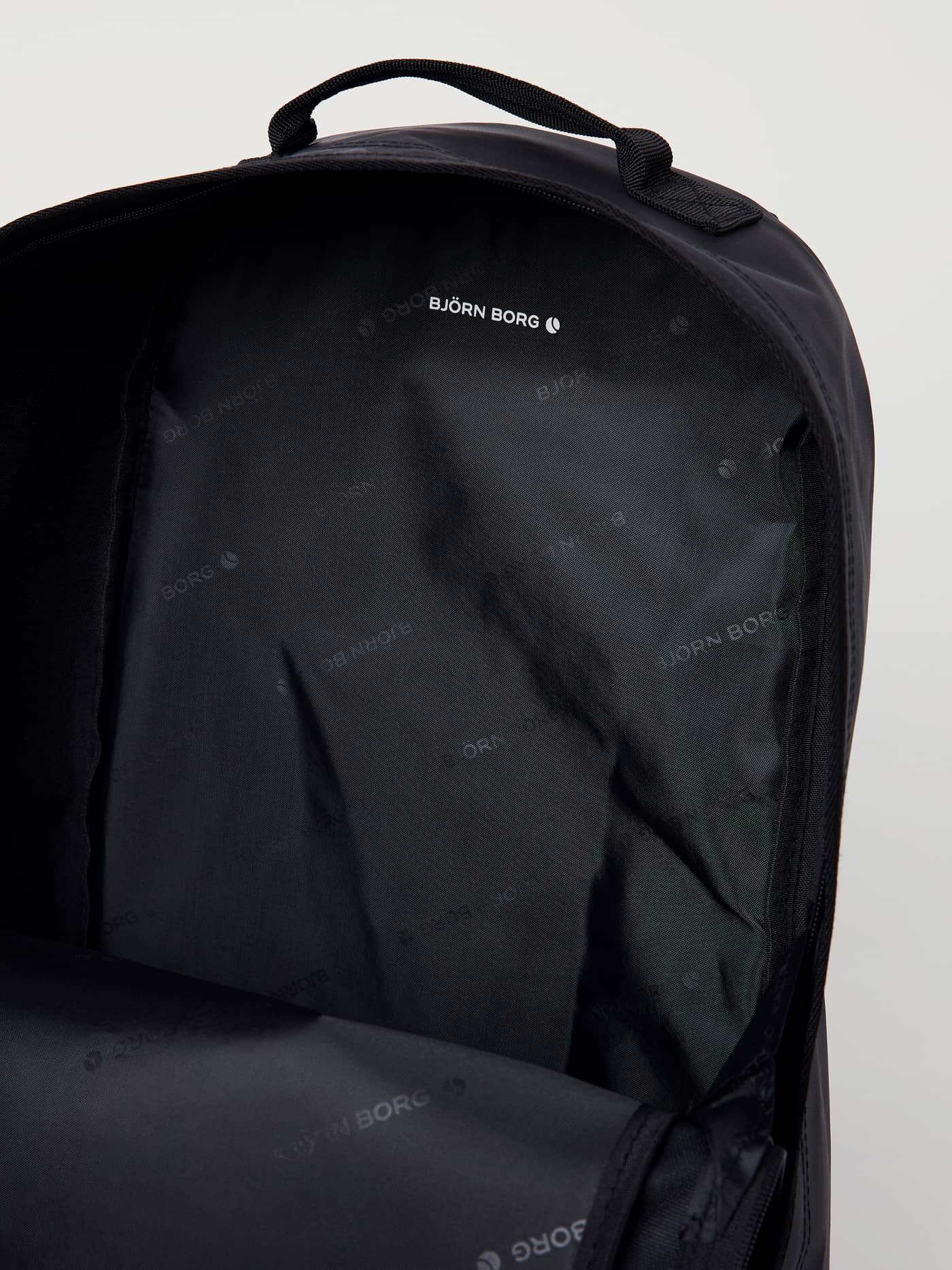 Innenansicht des robusten Borg Duffle Backpack 28L für Training in Black Beauty (Schwarz) mit Logo-Futter und weißem Logo. - Image 6