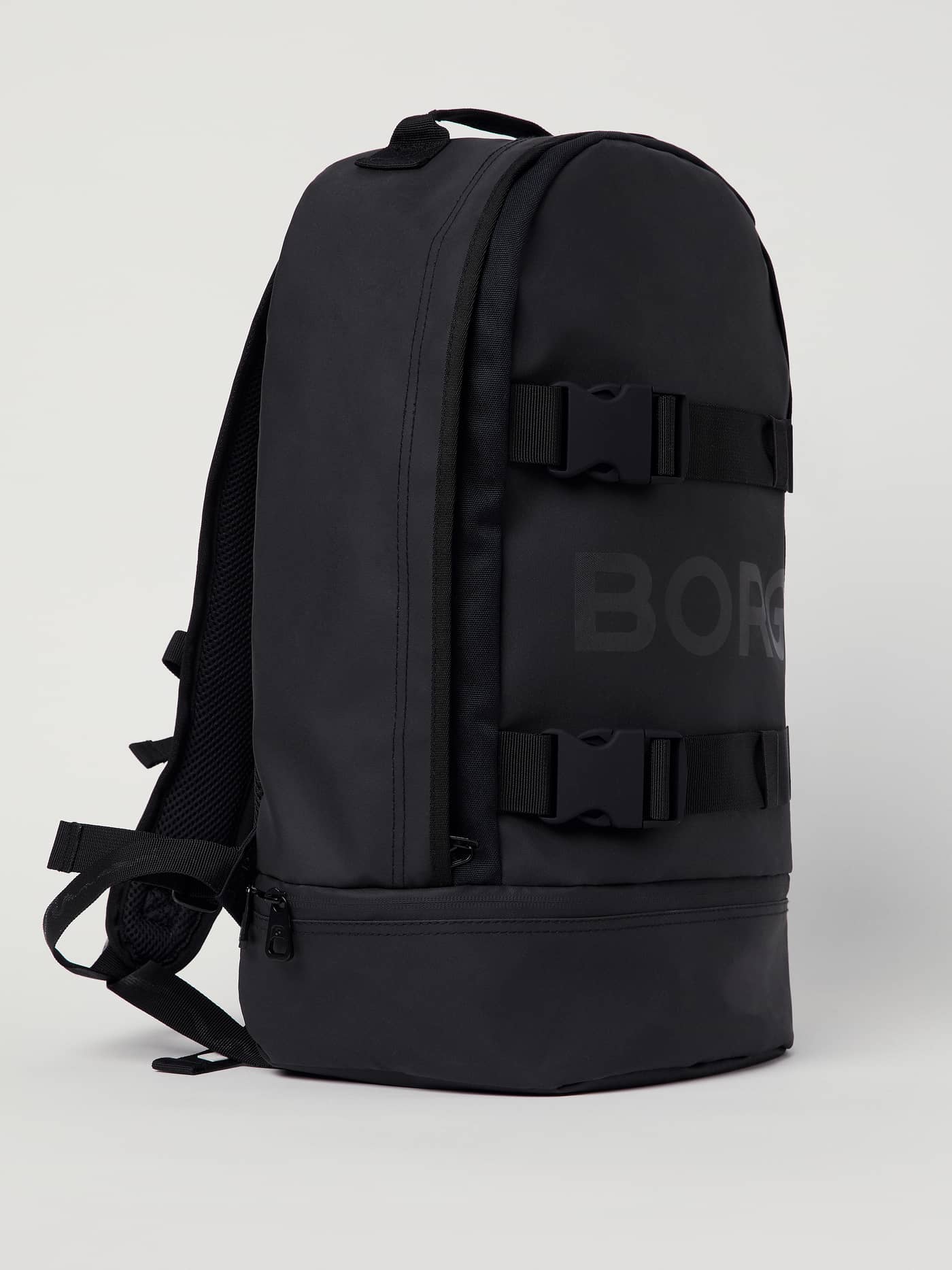 Borg Duffle Backpack 28L in BLACK BEAUTY (Schwarz) in der Seitenansicht mit schwarzem Logo für das Training. - Image 3