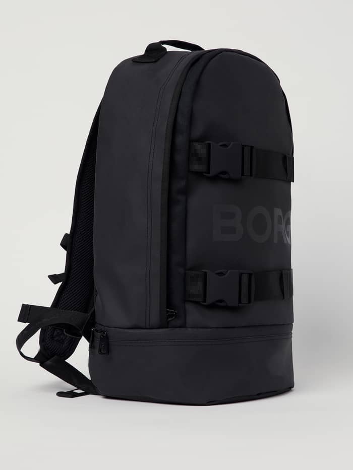 Slitstarka Borg Duffle Backpack 28L i Black Beauty (Svart) sedd från sidan med en svart logotyp för träning. - Image 3