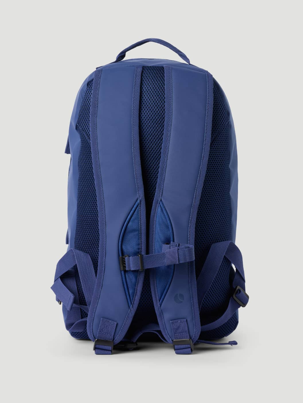 Borg Duffle Backpack 28L in Estate Blue (Blauw) met gevoerde mesh-schouderbanden voor training, achteraanzicht. - Image 2