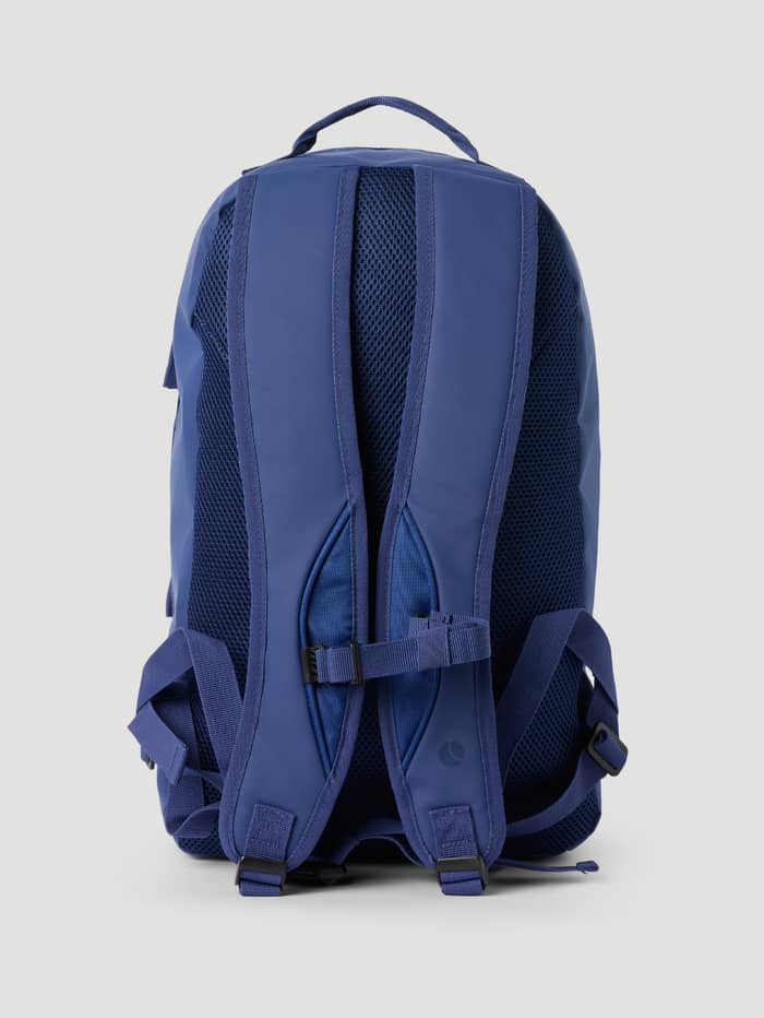 Vue arrière du Borg Duffle Backpack 28L en Estate Blue (Bleu) avec bretelles en mesh pour l'entraînement. - Image 2