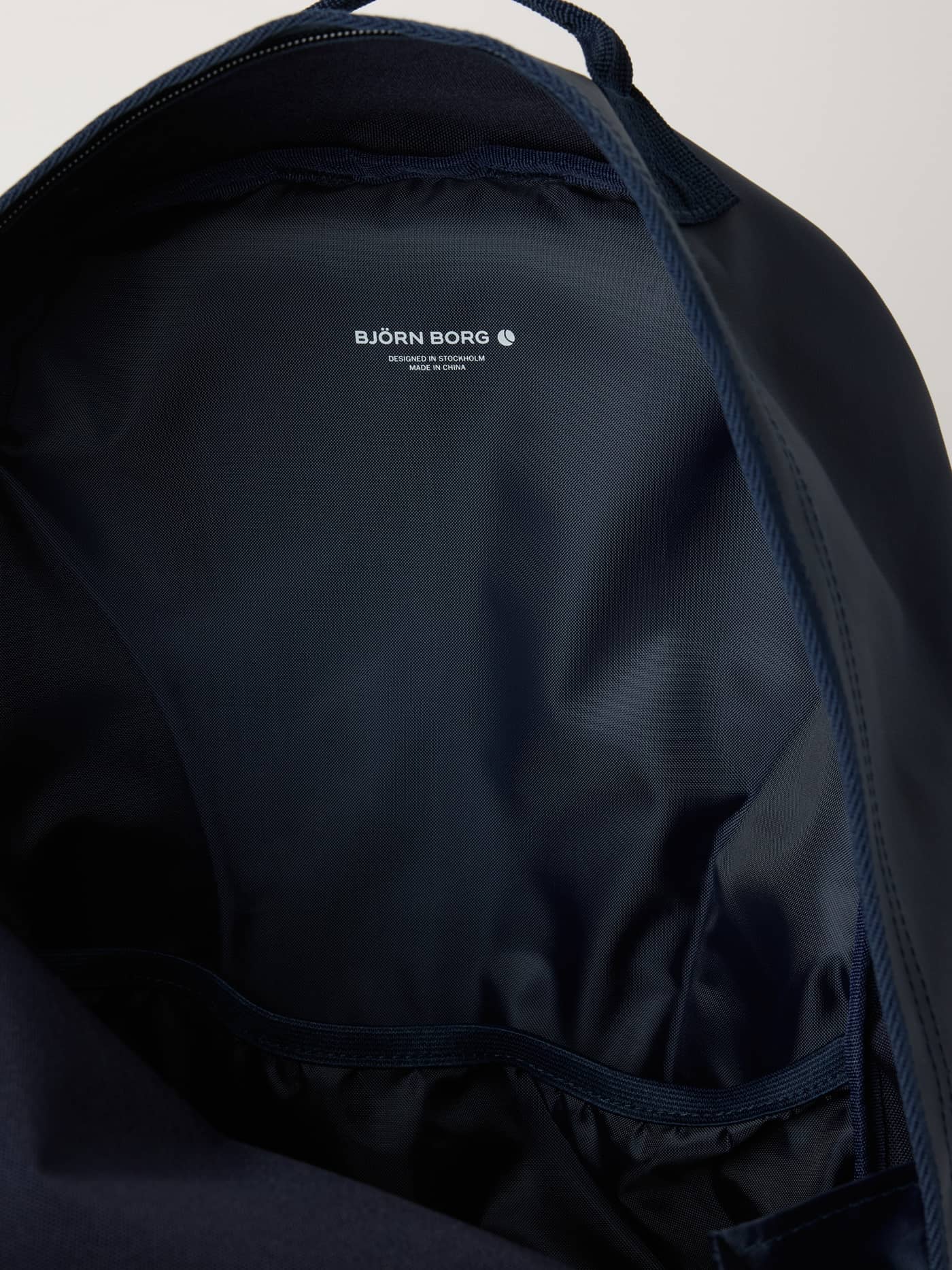 Interior view of the durable Borg Duffle Backpack 28L in Night sky (Navy), featuring functional pockets for training. - Image 4