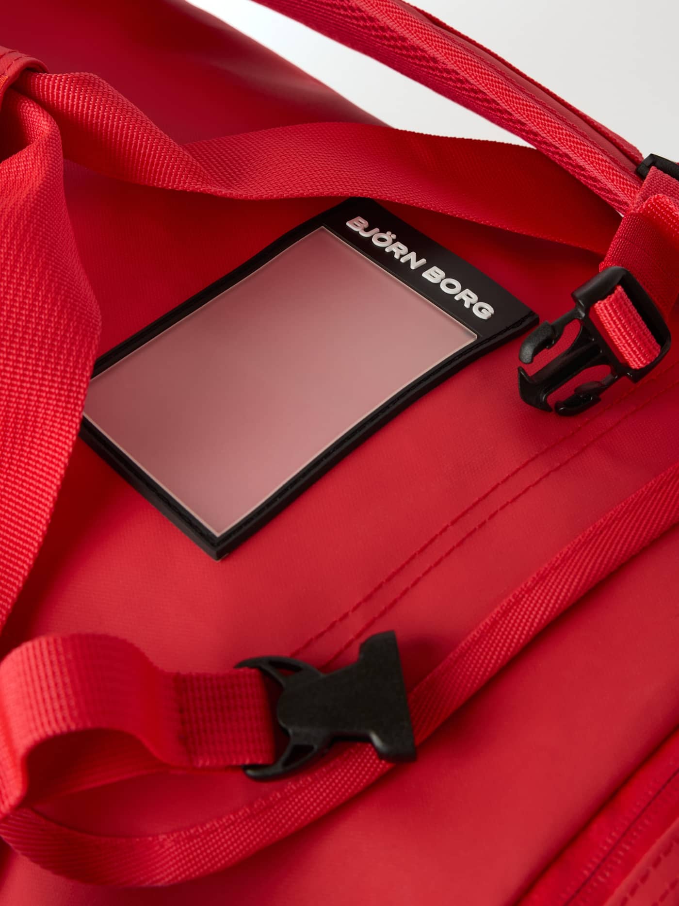 Etiqueta de dirección y correas resistentes de la Borg Duffle Bag 35L en Samba (Rojo). - Image 6
