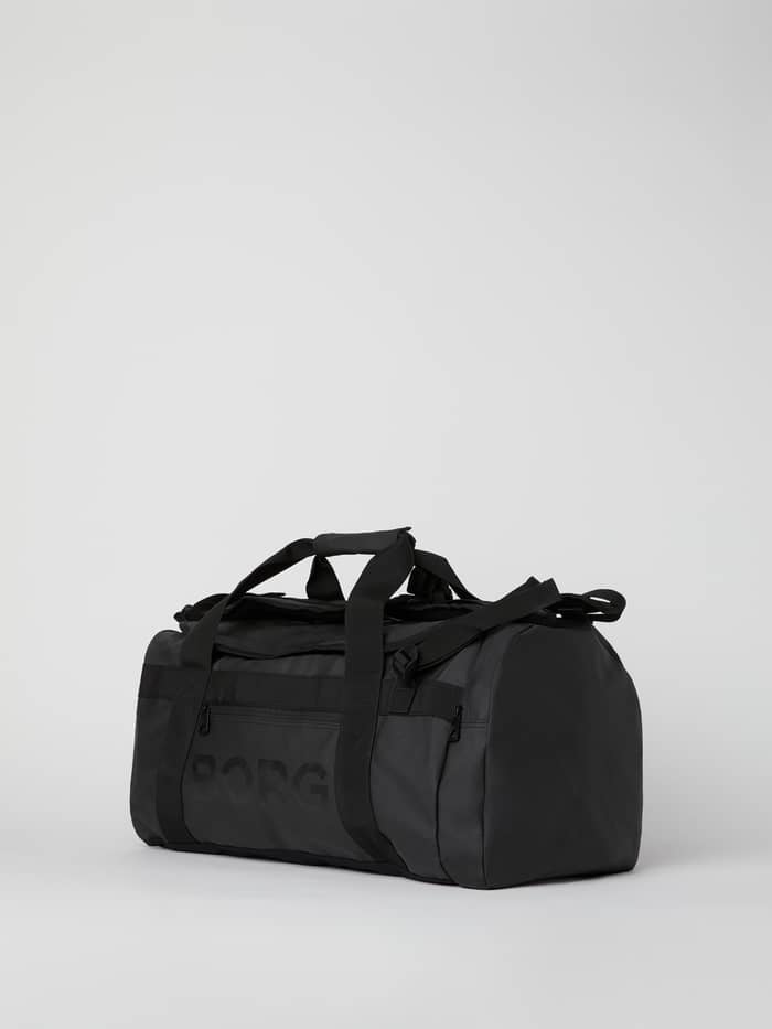 Borg Duffle Bag 35L i Black Beauty (Svart) sedd från sidan, en robust träningsväska med en ton-i-ton logotyp på sidan. - Image 3