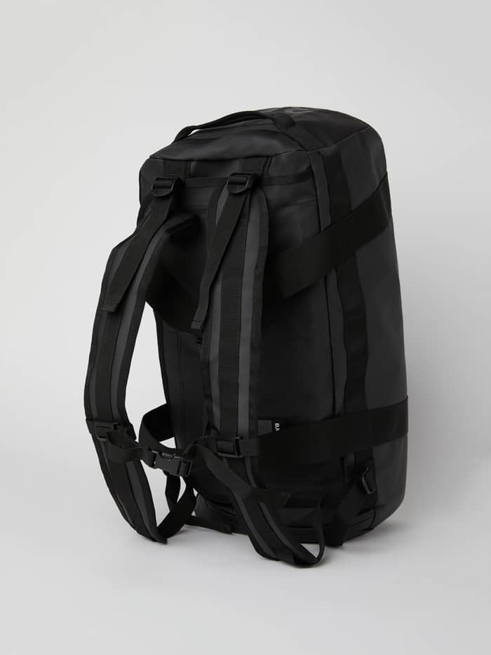 Sned vy bakifrån av Borg Duffle Bag 35L i Black Beauty (Svart) med justerbara remmar och slitstark TPE-beläggning. - Image 5
