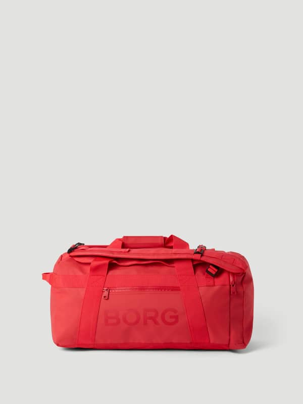 Vue de face du Borg Duffle Bag 35L en Samba (Rouge), sac d'entraînement polyvalent avec logo ton sur ton et sangles robustes.
