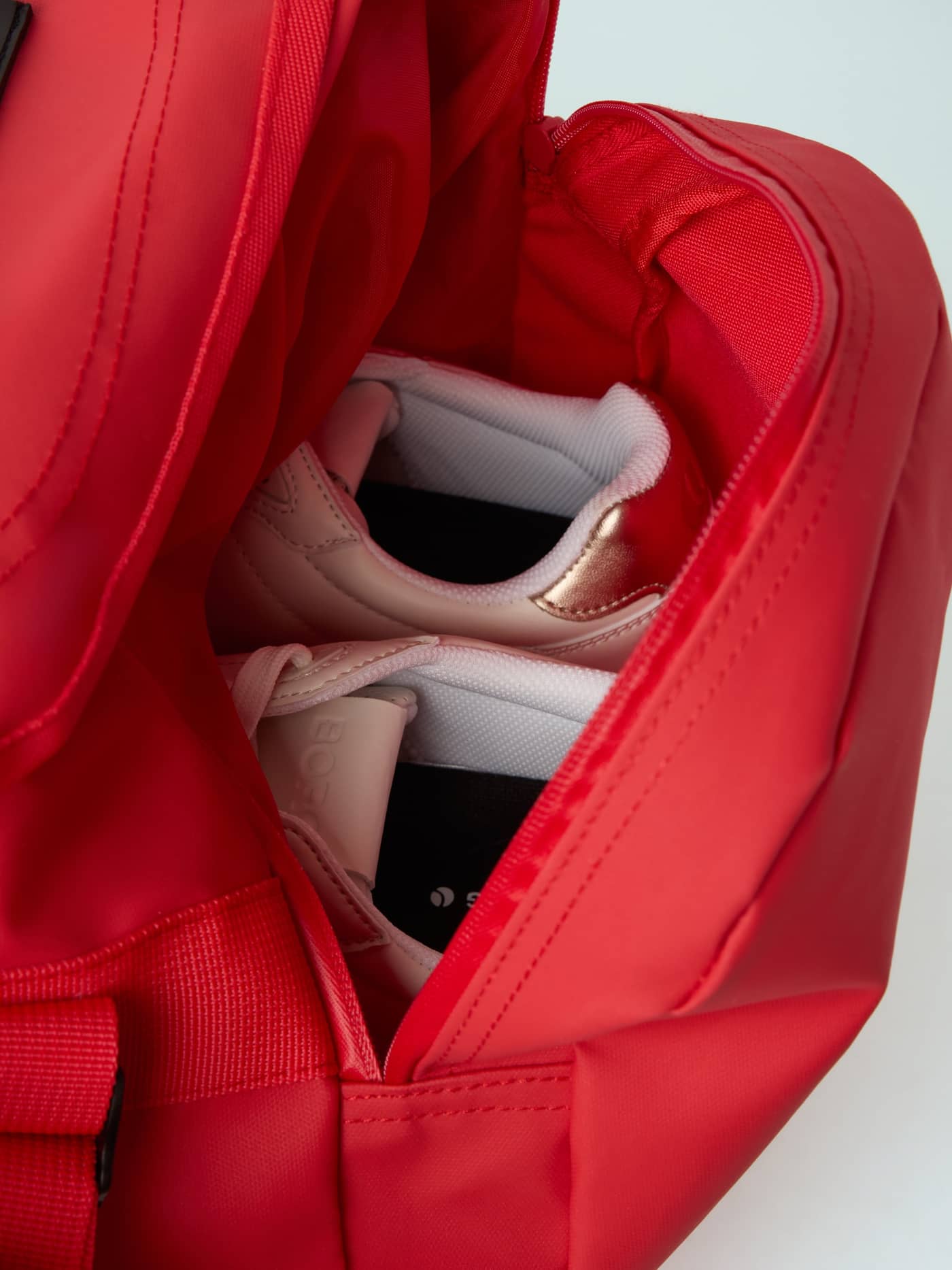 Borg Duffle Bag 35L en Samba (Rojo) con bolsillo impermeable para zapatillas y equipo de entrenamiento. - Image 5