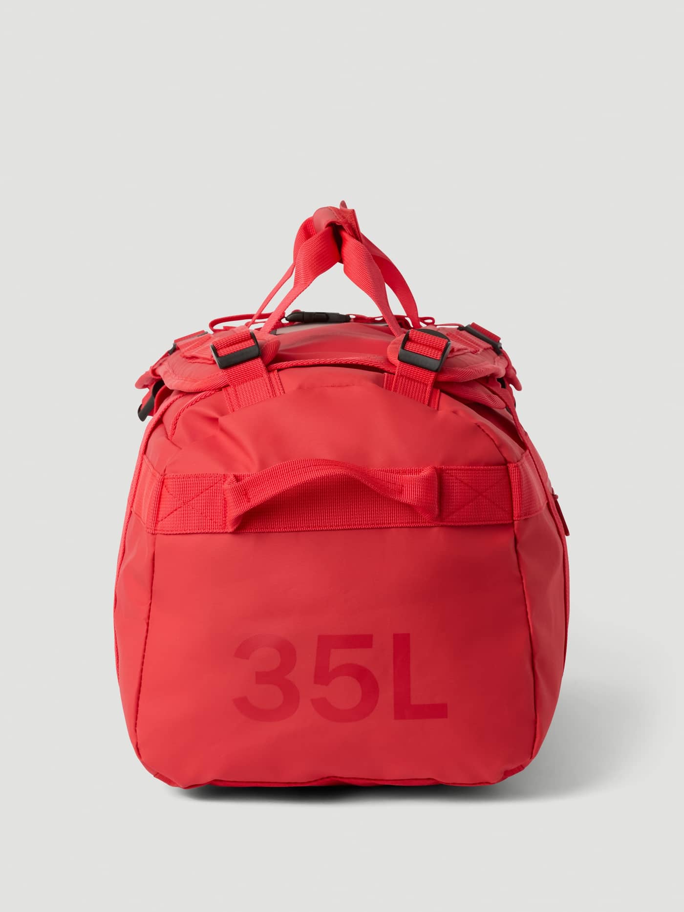 Vista lateral de la Borg Duffle Bag 35L en Samba (Rojo) con material revestido y el detalle de capacidad de 35L. - Image 4