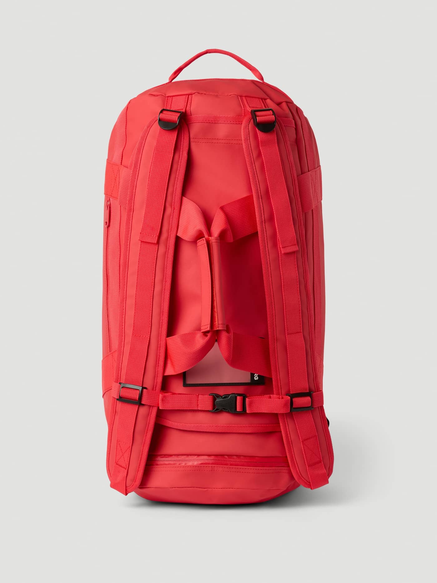 Vista posterior de la Borg Duffle Bag 35L en Samba (Rojo) con correas de mochila ajustables. - Image 3