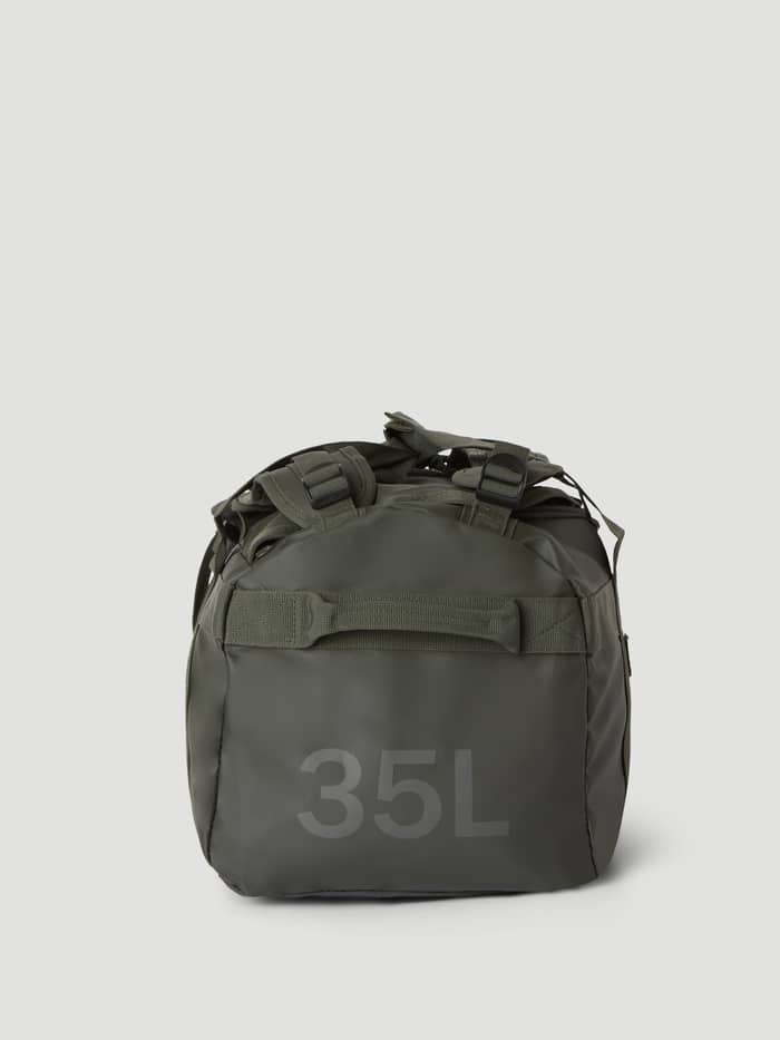 Borg Duffle Bag 35L i Forest Night (Grön) sedd från sidan i slitstarkt belagt material med ett stort 35L-tryck. - Image 3
