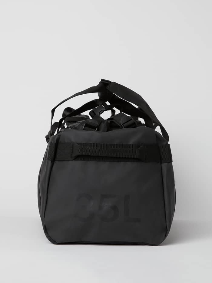 Borg Duffle Bag 35L i Black Beauty (Svart) sedd från sidan med en ton-i-ton 35L-logotyp för träning. - Image 4