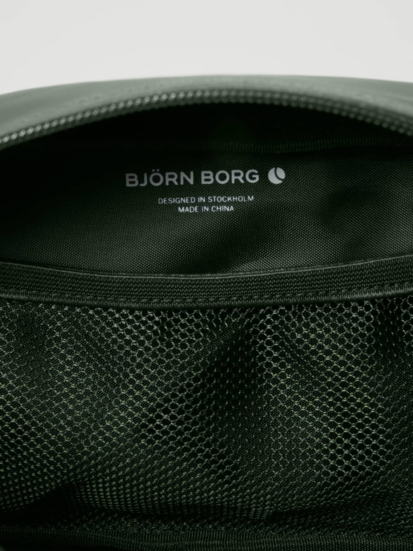 Borg Duffle Wash Bag Kulturtasche in Balsam Green (Grün) mit praktischem Mesh-Fach und weißem Logo in der Innenansicht. - Image 3