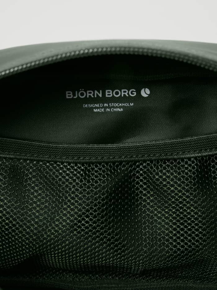 Binnenaanzicht van de Borg Duffle Wash Bag in Balsam Green (Groen) met een praktisch mesh binnenvak en wit logo. - Image 3