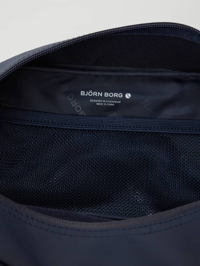 Binnenaanzicht van de Borg Duffle Wash Bag in Night sky (Marineblauw) met mesh vakken voor training en een wit logo. - Image 3
