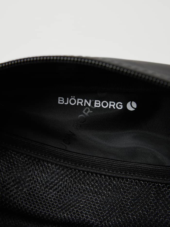 Borg Duffle Toilet Case in Black Beauty (Zwart) met een wit logo en mesh trainingsvak, binnenaanzicht. - Image 3