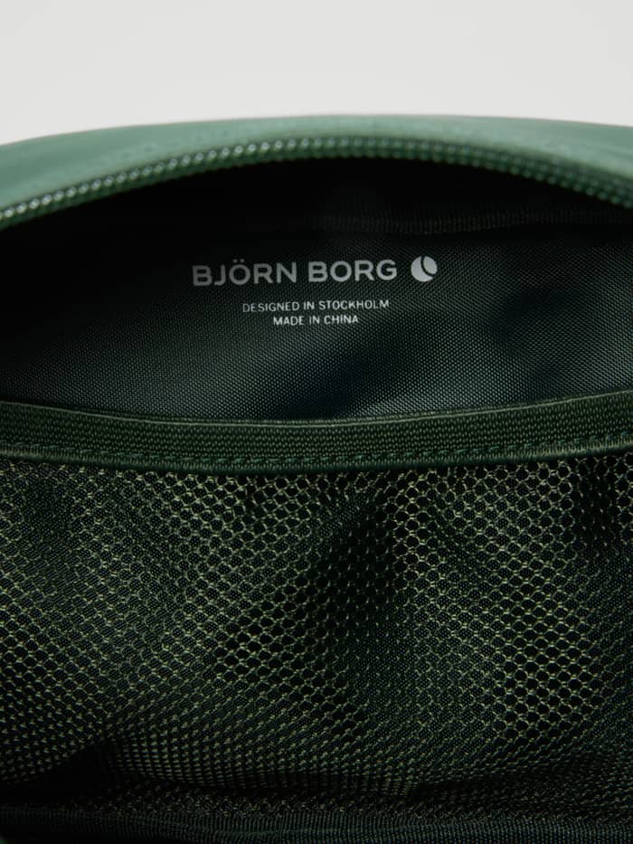 Binnenkant van de Borg Duffle Wash Bag toilettas in Mountain View (Groen) met een meshvak en wit logo voor training. - Image 3