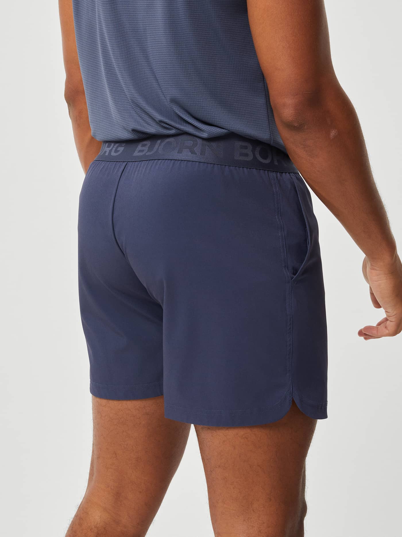 Närbild bakifrån på Borg Short Shorts i Odyssey Gray (Blå) med logoresår för optimal funktion och träning. - Image 3