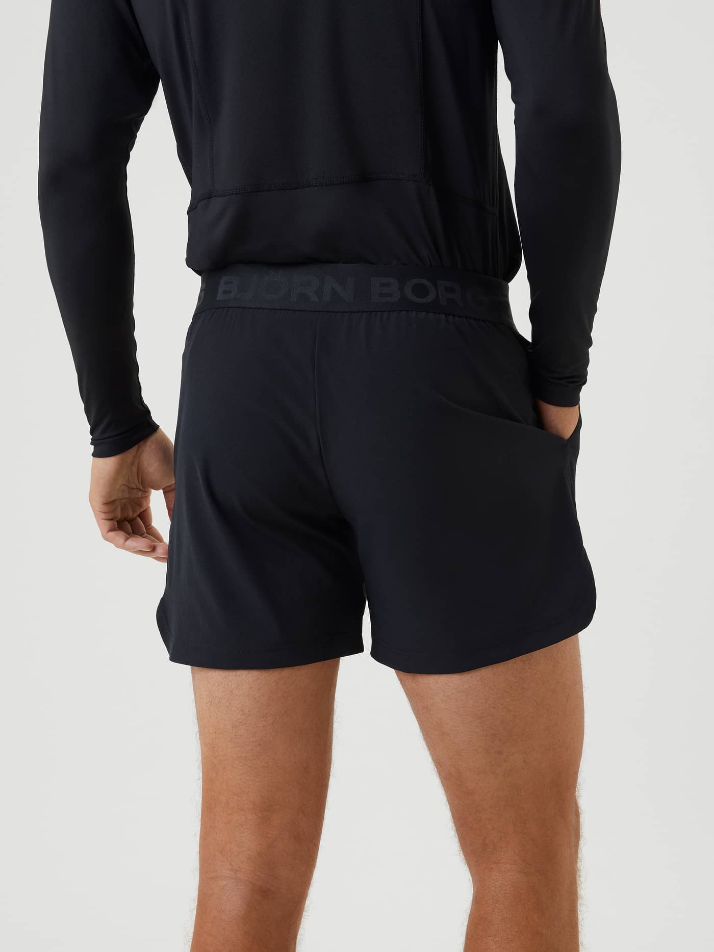 Rückansicht der Borg Short Shorts in Black Tonal Logo (Schwarz) für das Training mit markantem Logo-Bund. - Image 4