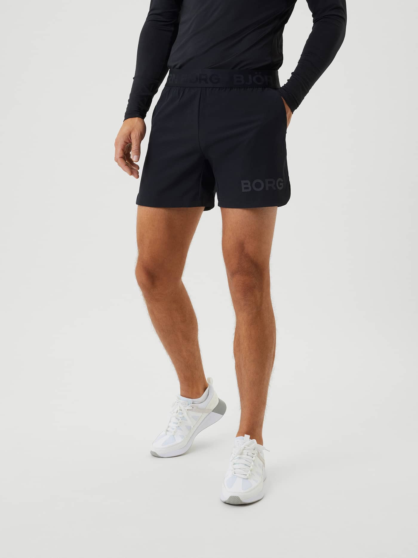 Vorderansicht der funktionellen Borg Short Shorts in Black Tonal Logo (Schwarz) mit schwarzem tonalem Logo für das Training. - Image 6