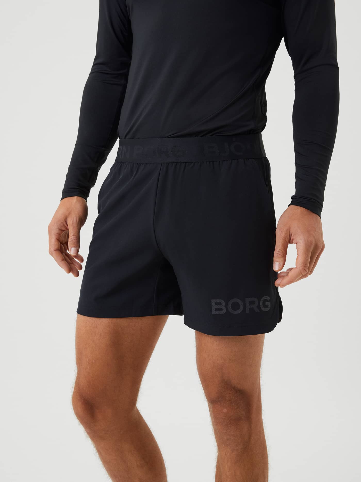 Vorderansicht der Borg Short Shorts in Black Tonal Logo (Schwarz) für das Training mit einem tonalen Logo am Bein. - Image 3