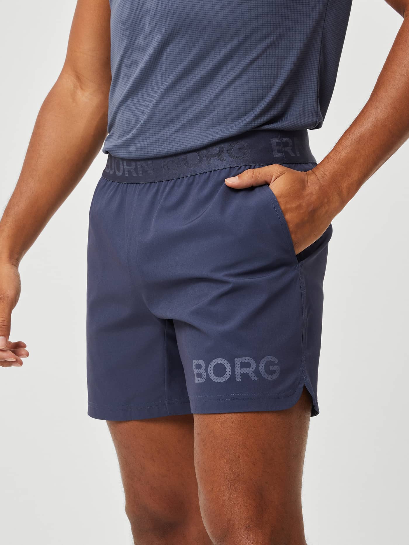 Närbild på Borg Short Shorts i Odyssey Gray (Blå), träningsshorts med ton-i-ton-logotyp och resår med logotyp. - Image 2