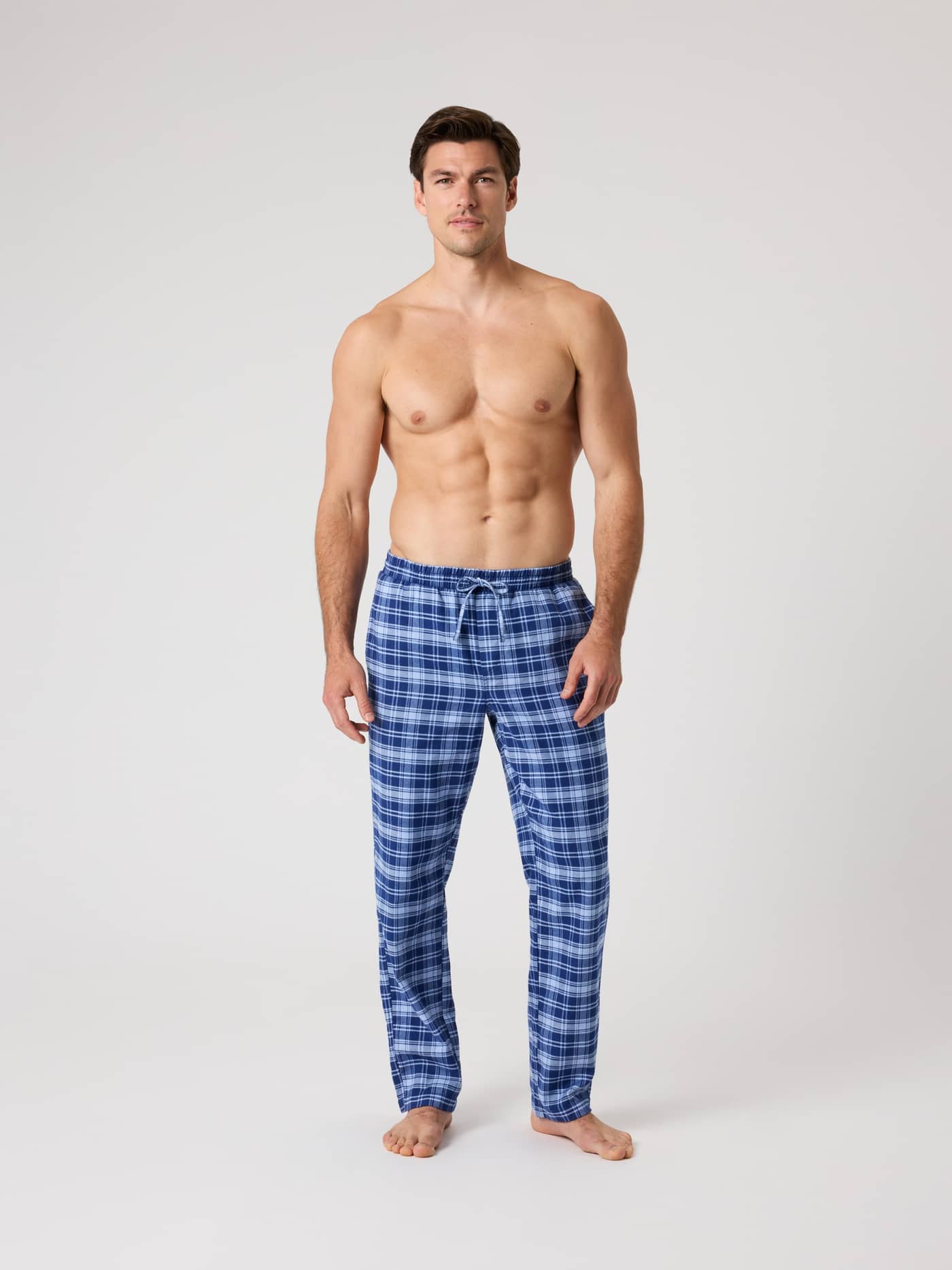 Vue de face d'un homme en Core Flannel Pyjama Pants en Duo Check 4 (Bleu), pantalon en flanelle à carreaux confortable. - Image 3