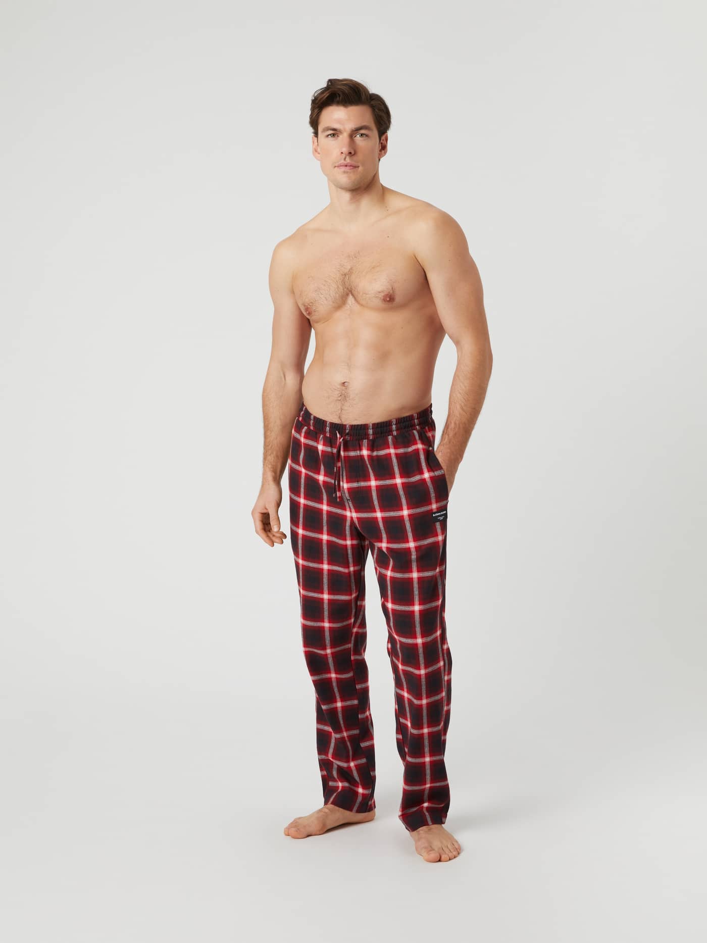 Rutiga Core Flannel Pyjama Pants i röd och svart Lumber Check (Röd) av mjuk bomullsflanell sedda i helfigur i studio. - Image 4