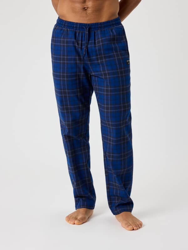 Rutiga Core Flannel Pyjama Pants i Forest Tartan 8 (Svart, Blå) i mjuk borstad flanell sedda framifrån.