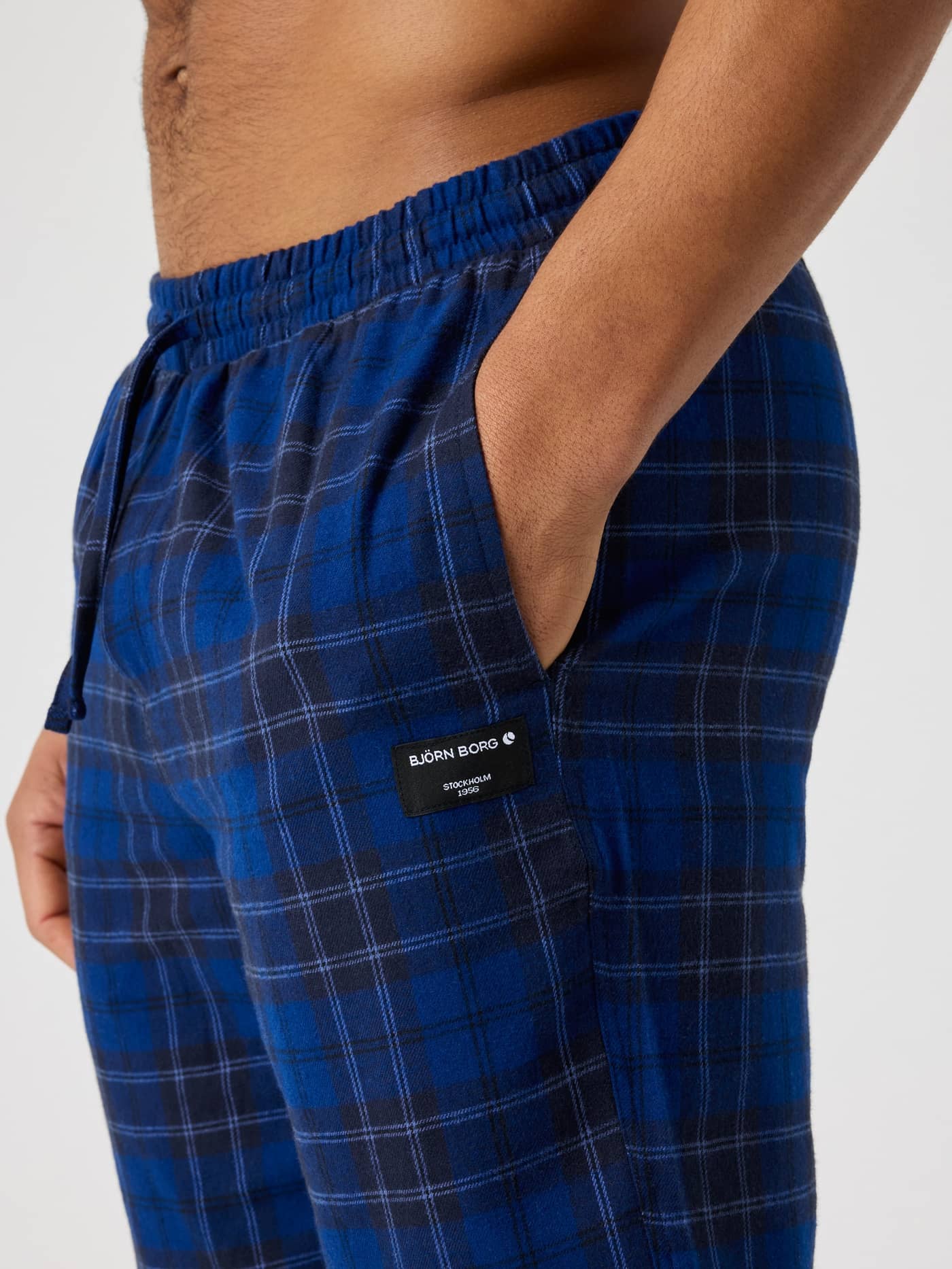 Core Flannel Pyjama Pants in Forest Tartan 8 (zwart en blauw) met geborsteld ruitpatroon en zwart logolabel op de zak. - Image 4