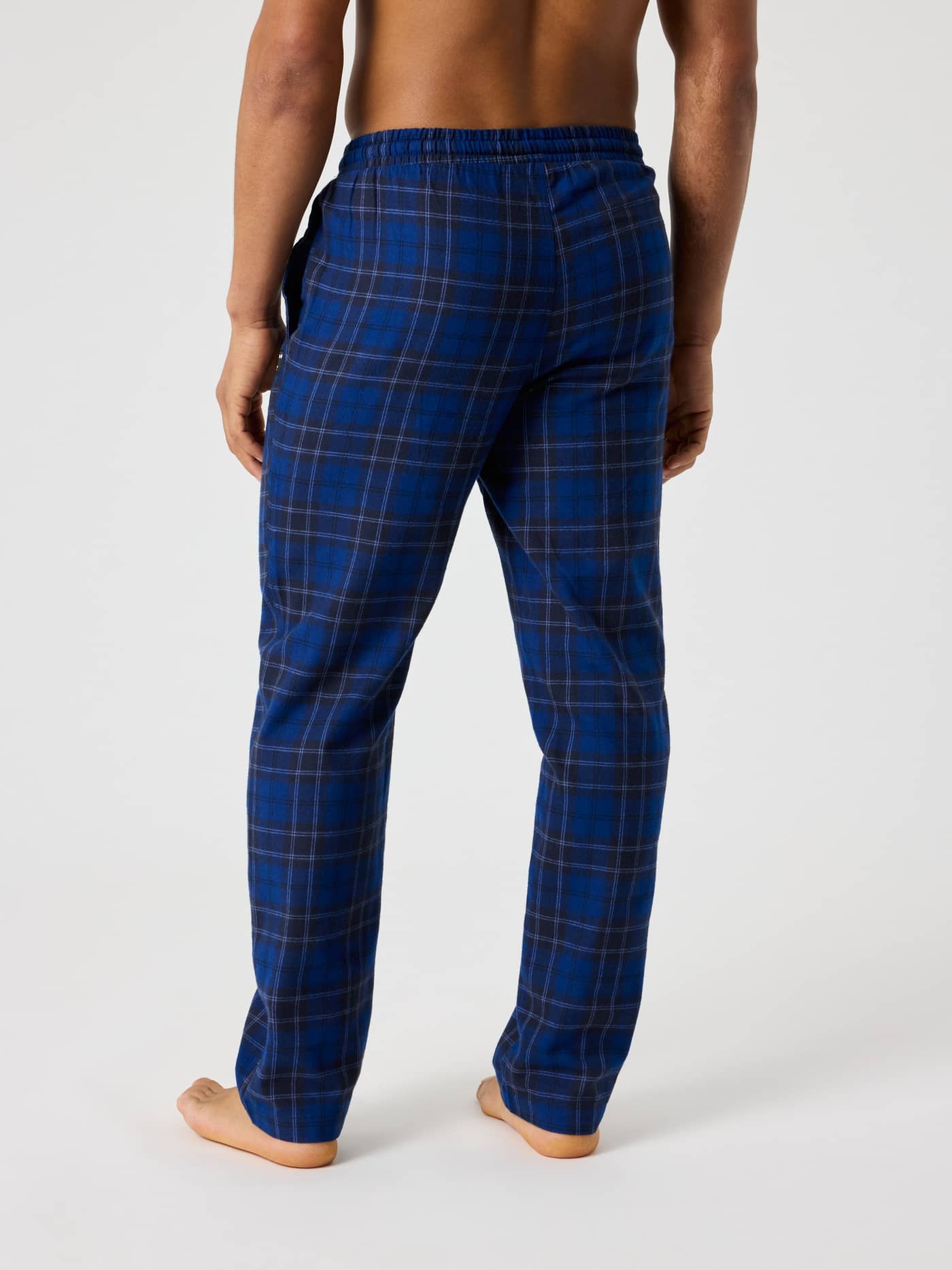 Achteraanzicht van de Core Flannel Pyjama Pants in Forest Tartan 8 (Zwart, Blauw) met ruitpatroon van geborsteld flanel. - Image 2