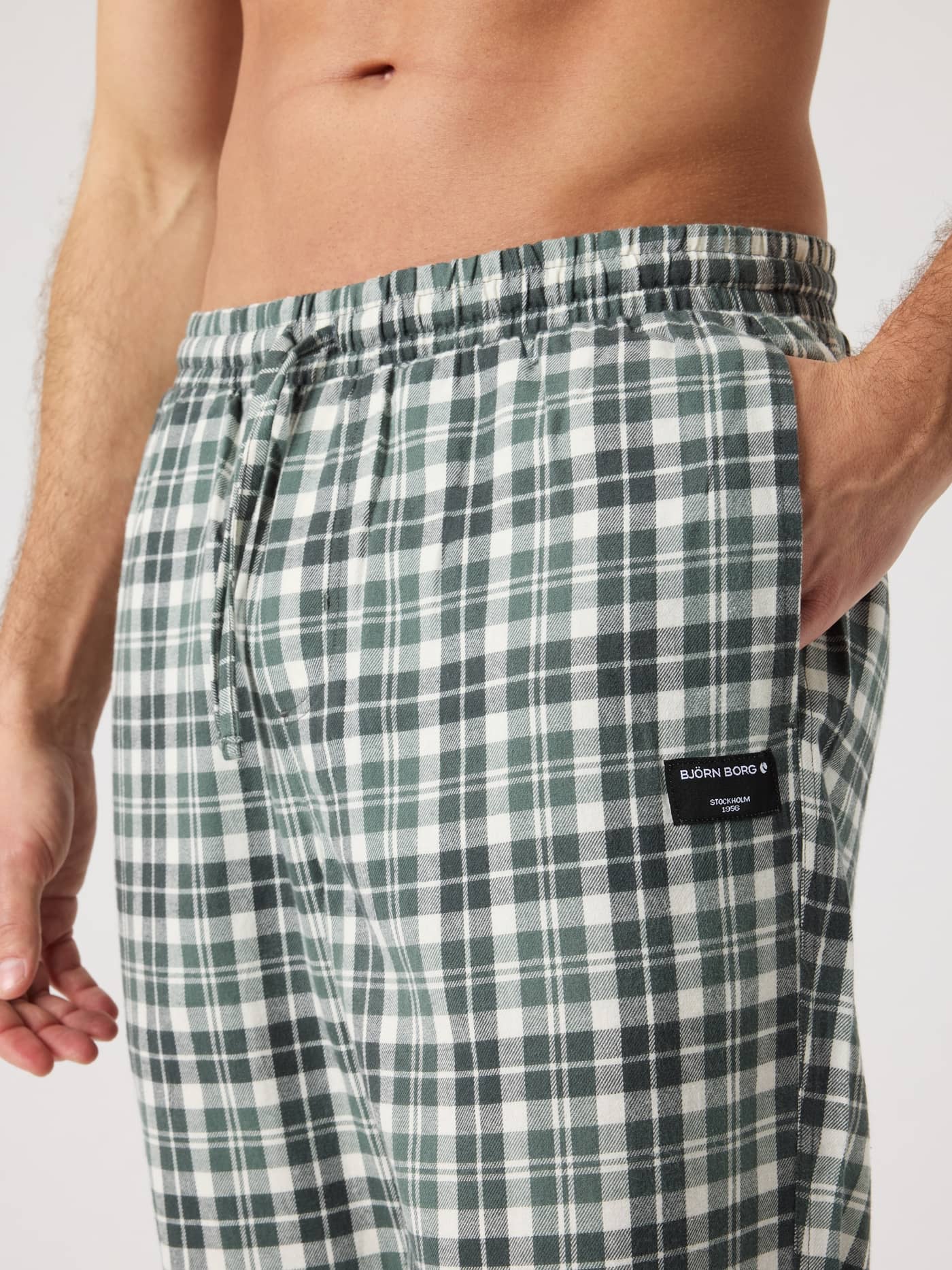 Zijaanzicht van Core Flannel Pyjama Pants in Hs Check 4 (Groen/Wit) van flanel met ruitpatroon en zwarte logopatch. - Image 4