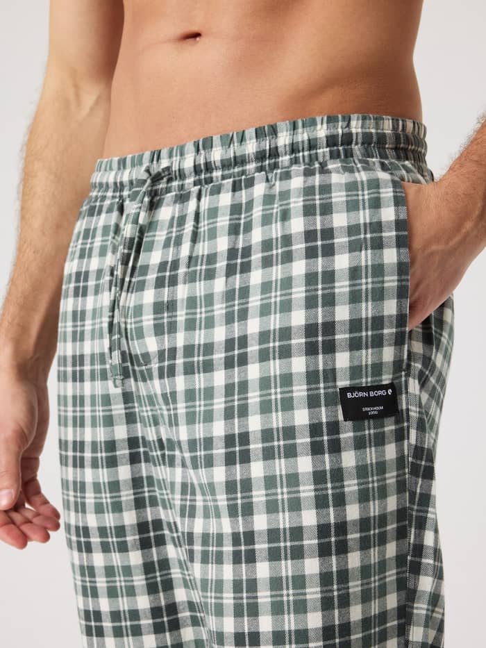 Core Flannel Pyjama Pants in Hs Check 4 (Grün/Weiß) mit Karomuster und schwarzem Logo-Patch in der Seitenansicht. - Image 4