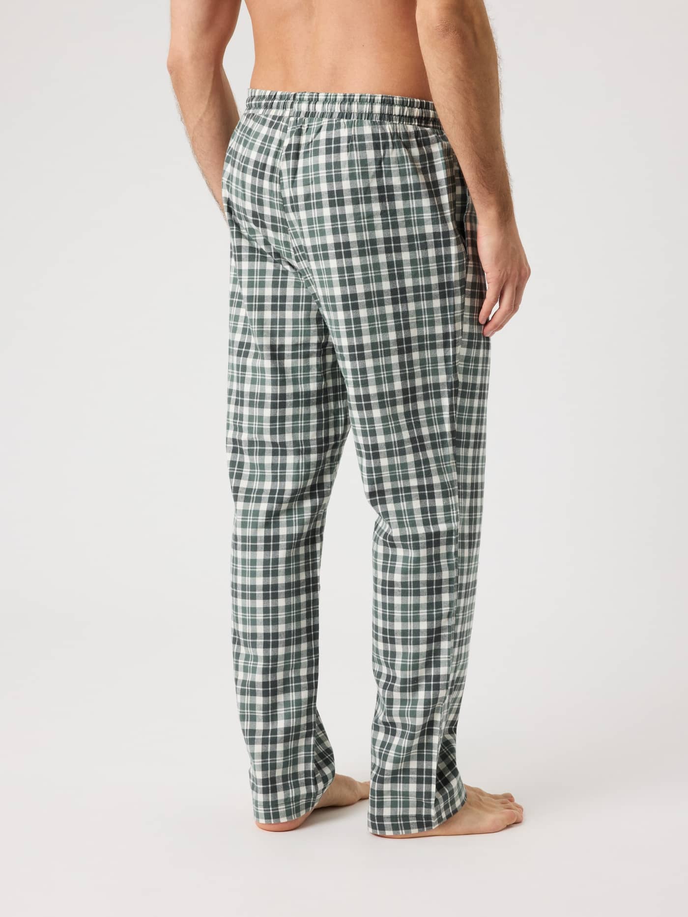 Geruite Core Flannel Pyjama Pants in Hs Check 4 (Groen/Wit) van geborsteld flanel, achteraanzicht van een man. - Image 2