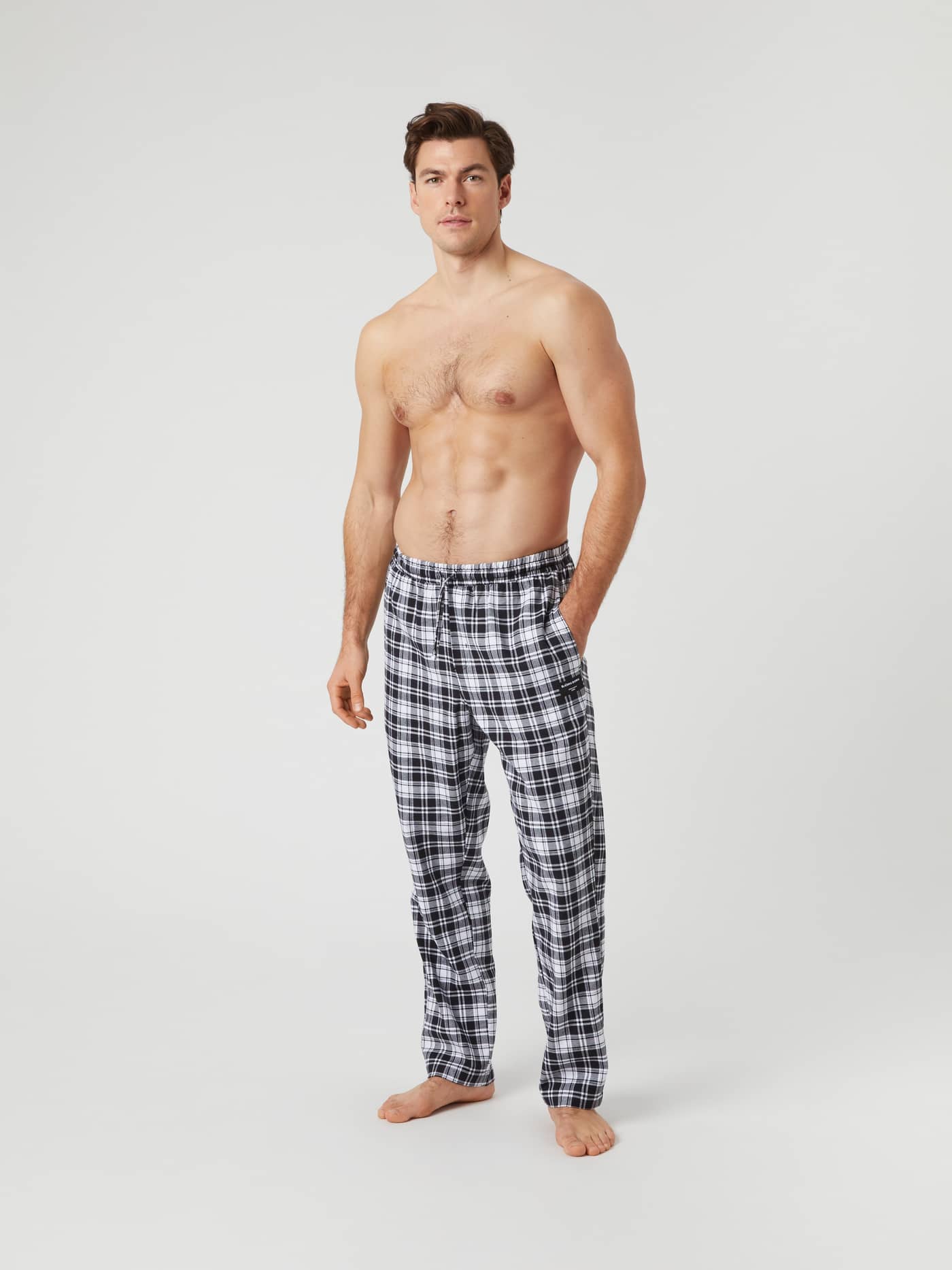 Svart- och vitrutiga Core Flannel Pyjama Pants i borstad flanell sedda på en manlig modell i en helkroppsbild. - Image 2